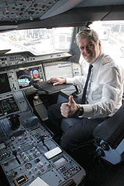 Kapitän Martin Hoell (re.), Chef der Münchner Lufthansa Langstreckenflotte, flog den A350-900 nach Hamburg (©Foto:Martin Schmitz)